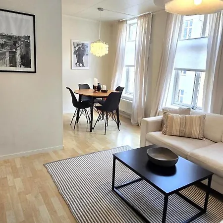 Fin Sentrumsnaer I Rolige Omgivelser Ålesund